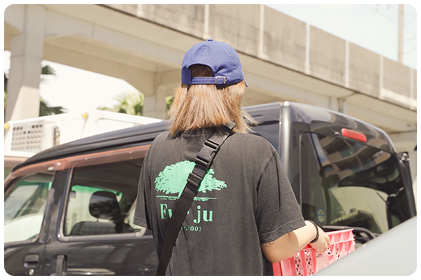 荷物を持つ女性たち