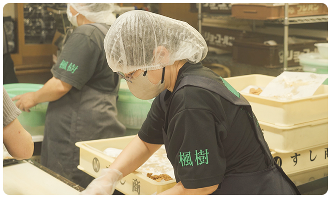 荷物を持つ女性